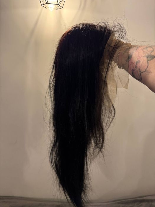 Peruka z czarno - brązowych naturalnych włosów. Długość od przedziałku 75 cm