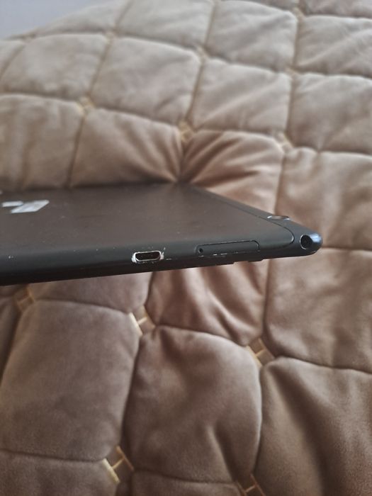 Huawei MediaPad T5  планшет 
Пише взаді