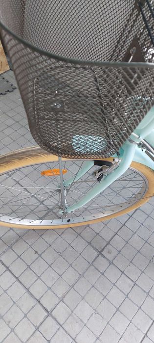 Bicicleta com cesto.