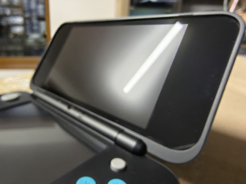 Konsola New Nintendo 2ds XL czarno-niebieska.