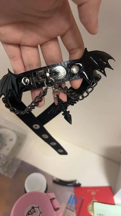 В наявності чорний шкіряний чокер з шипами