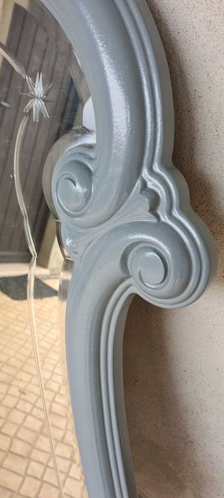 Espelho com motivos biselados cinza restaurado