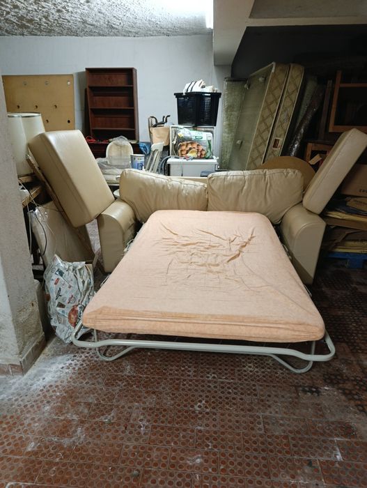 Sofá cama em pele