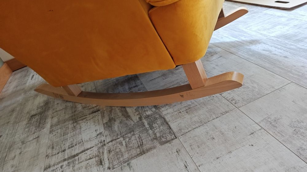 Fotel bujany z podnożkiem, pufą