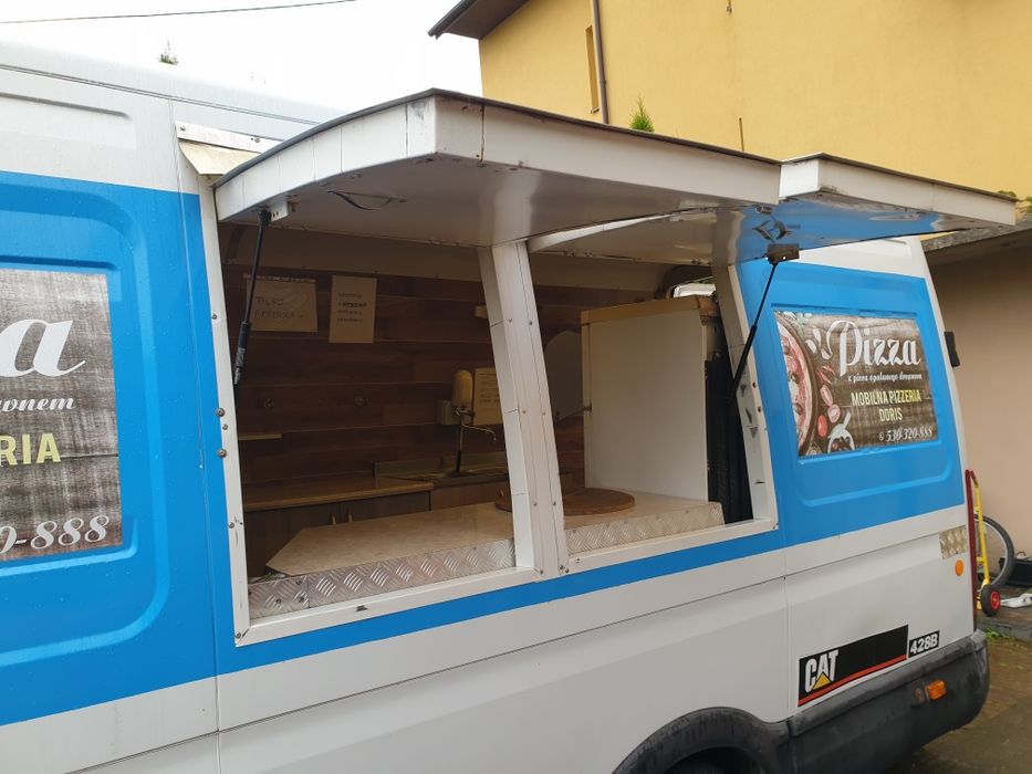 Food truck z pizzą. Piec opalanym drewnem.