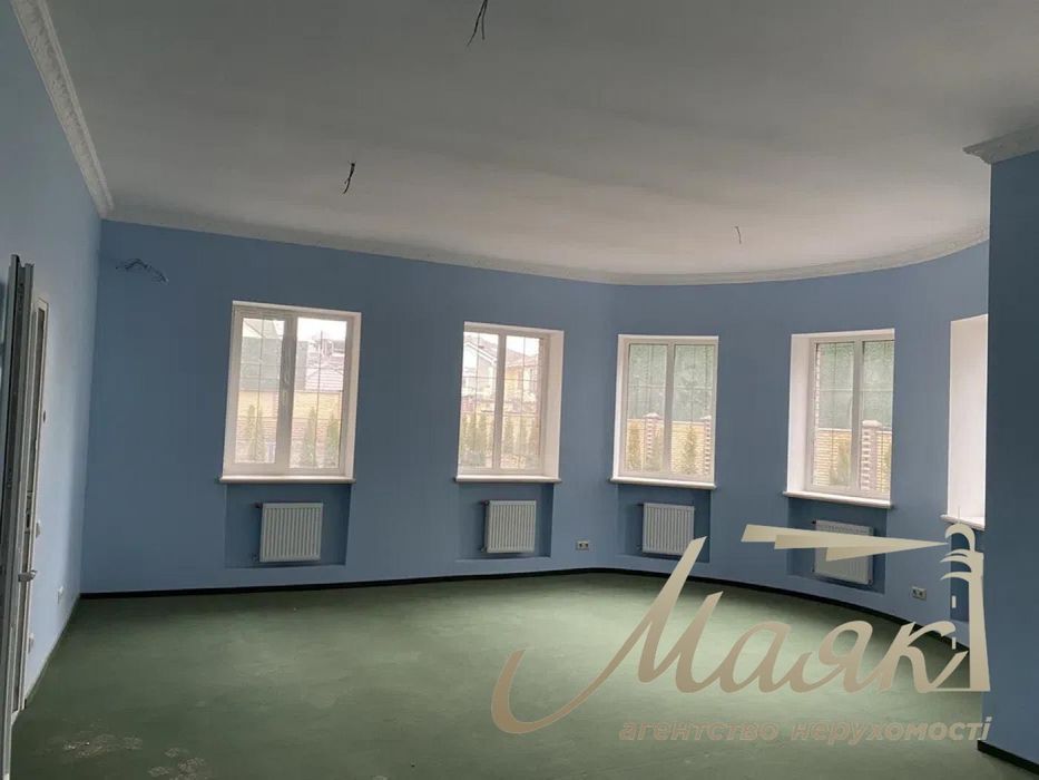 Аренда трёхэтажного дома в коттеджном городке можна под офис Козин.