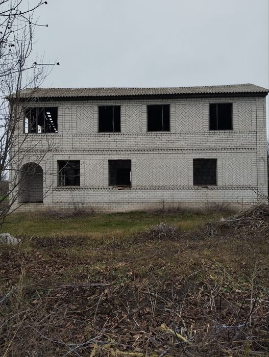 Ділянка з недобудованим будинком