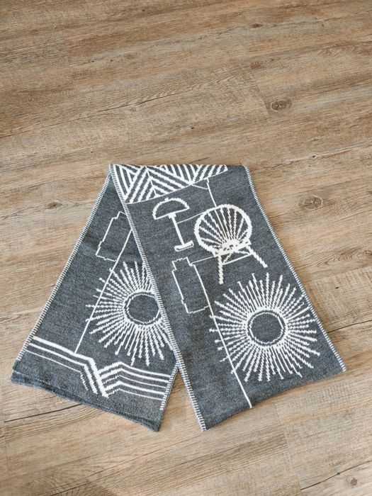 Szaro biały szalik z motywem mebli