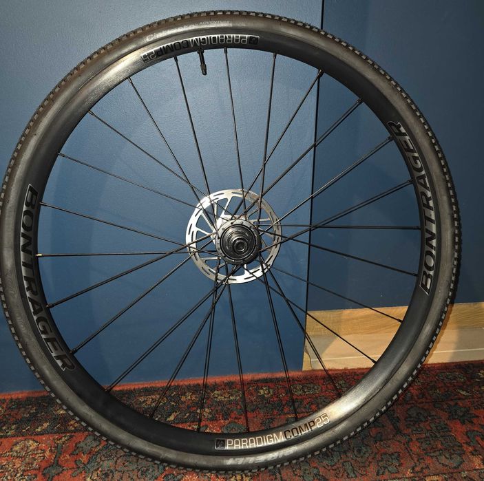 Komplet kół gravel/szosa Bontrager Paradigm Comp 25 + tarcze + opony