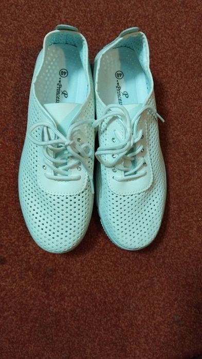 Продам жіночі кросівки,330ґрн
