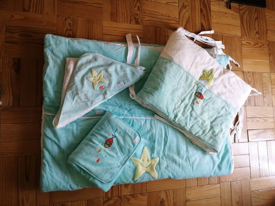 Edredon + protecção de berço + muda fraldas portátil + lençol de banho