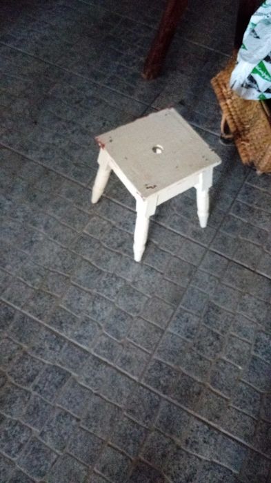 Banquinho muito antigo