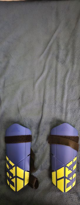 Caneleiras de futebol da adidas como novas