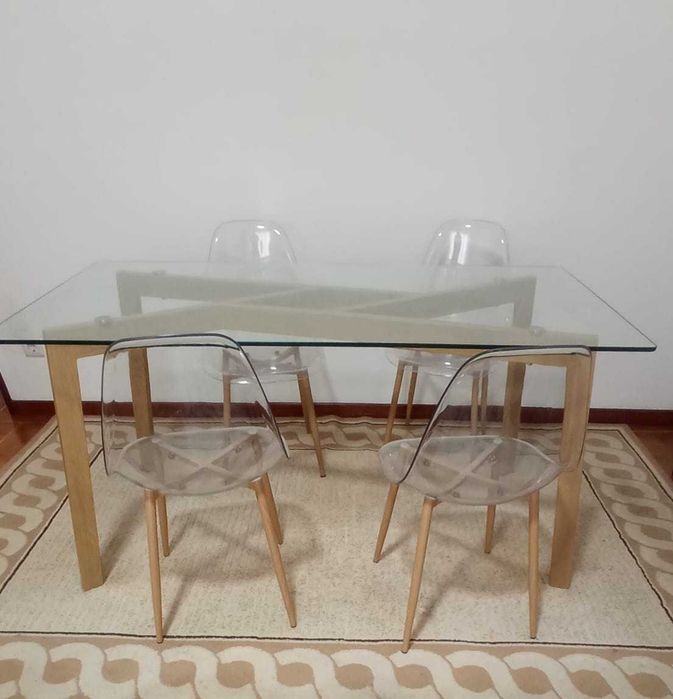 Conjunto de mesa com tampo de vidro (150x80x1 cm) + 4 Cadeiras