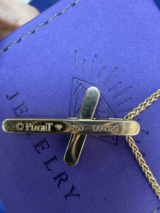 Золотой крест  Piaget  с  бриллиантами