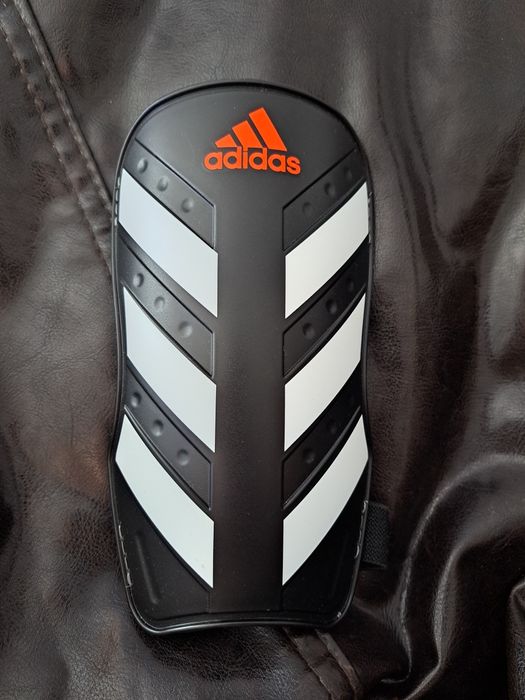 Caneleiras adidas pretas