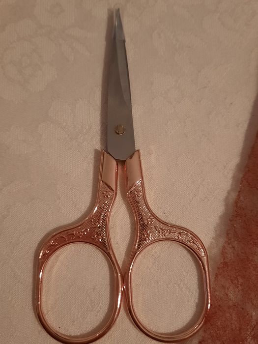 Tesoura de Costura pequena para bordados ou recortes detalhados