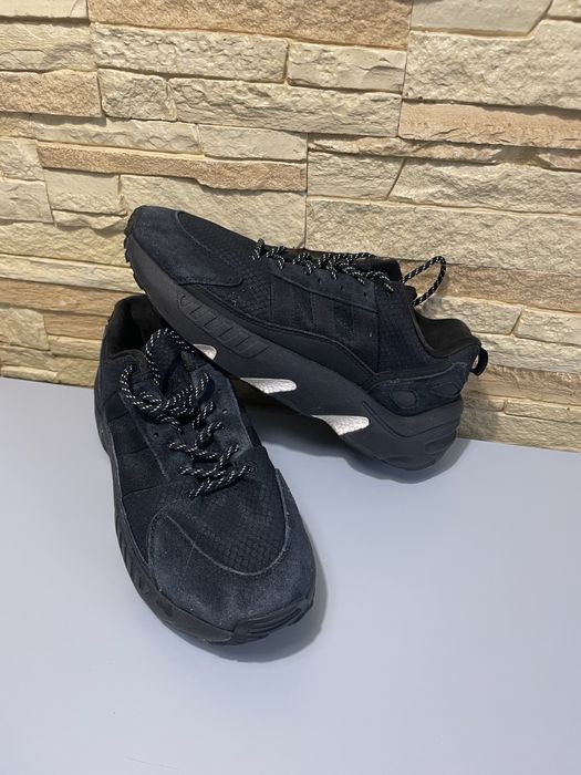 Кросівки adidas.