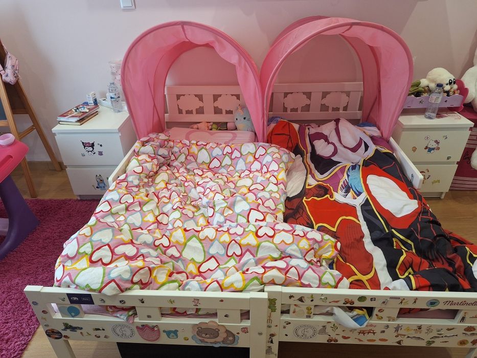 Cama de criança com colchão e cobertura
