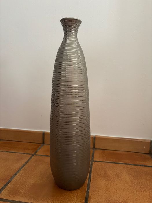 Conjunto de 7 jarras decorativas em metal prateado