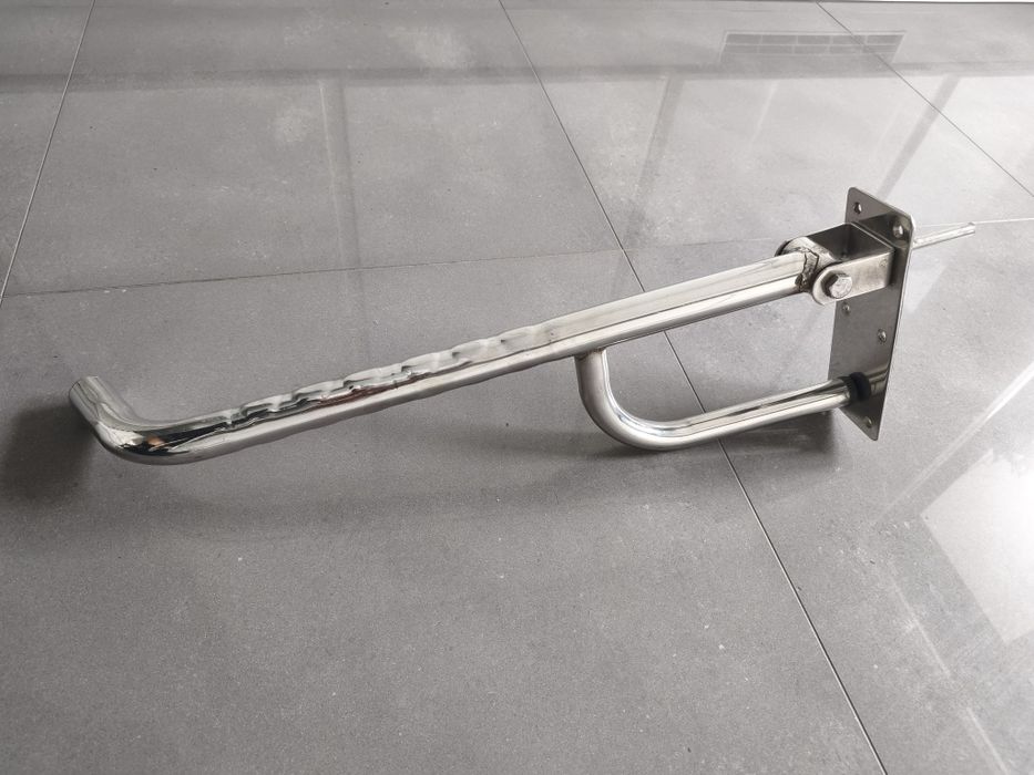 Barra articulada de fixação à parede para WC em aço inoxidável.