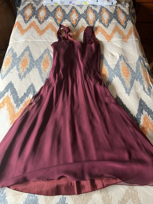 Vestido bordeaux com flores na alça