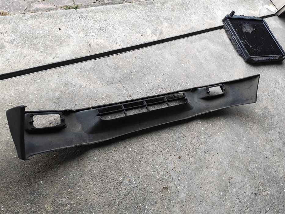 Para-choques Dianteiro Opel Campo / Isuzu TF (Plástico Preto) 60€