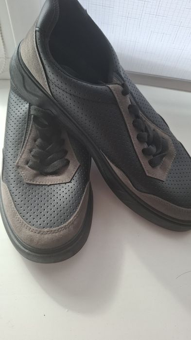 Кросівки чоловічі