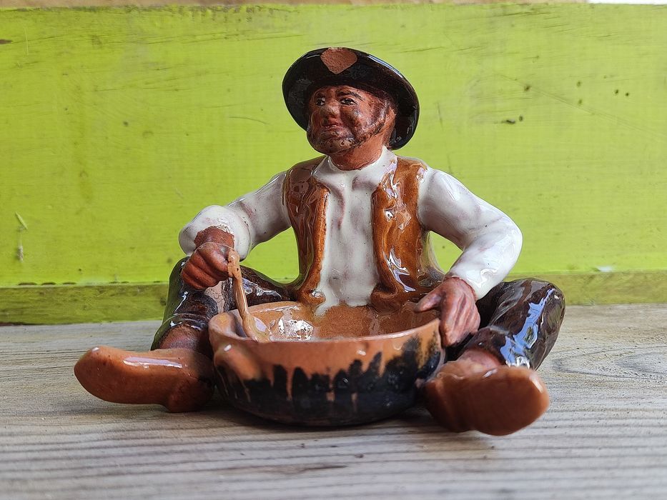 Estatueta Bordalo Pinheiro, Zé Povinho comendo