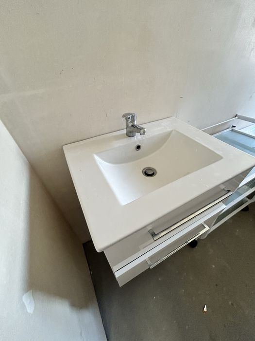 Szafka z umywalką z baterią 62x43