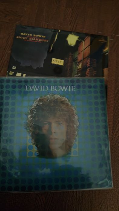 David Bowie 
 Space Oddity

David Bowie 
The Rise And Fall Of Ziggy Stardust And The Spiders From Mars

Novo e selado
50€
