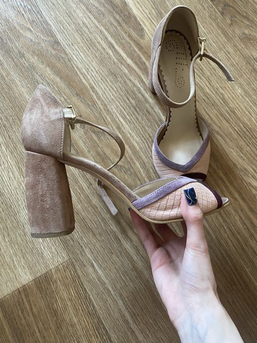 Босоніжки на каблуку