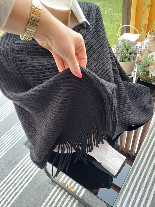 Ponczo, narzutka damska kolor czarny.