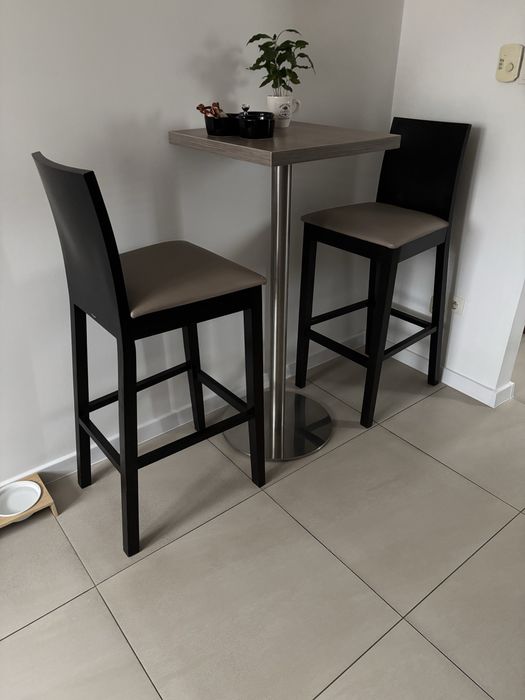 Mały stolik z hokerami