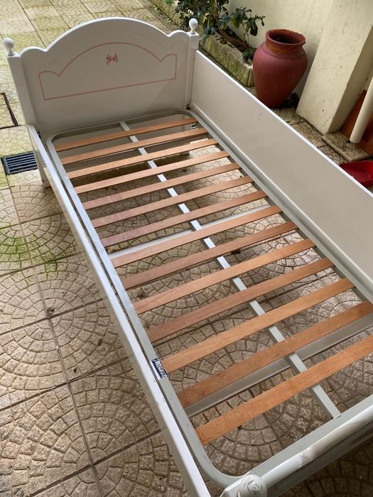 Cama branca com detalhes cor de rosa