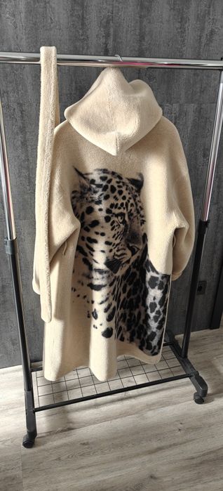 Шуба з натуральної овчини. Стан новий. Розмір  Л на М овер