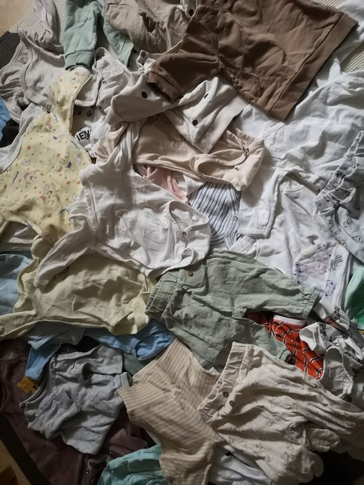 Duży zestaw ubranek 56/62 (60szt)
4x bluza H&M.
1x Komplet C&A.
3x paj