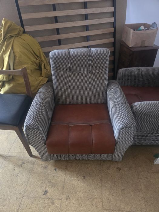 Mesa de sala e 2 sofás individuais