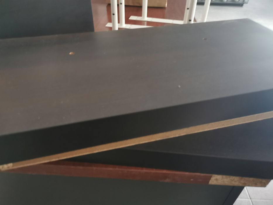 Prateleiras em óptimo estado de conservação