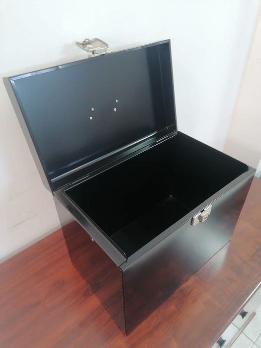 Cofre de chapa / latão / metal preto