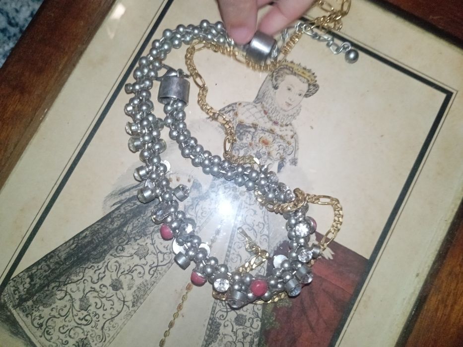 Colar bom estado vintage tem dois