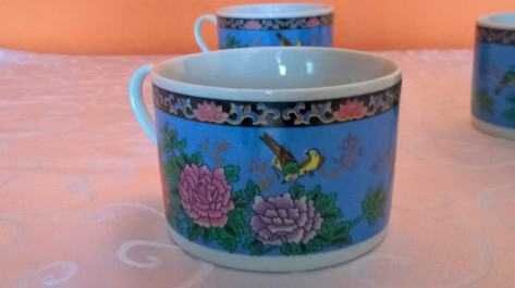 Zestaw kubków zdobionych