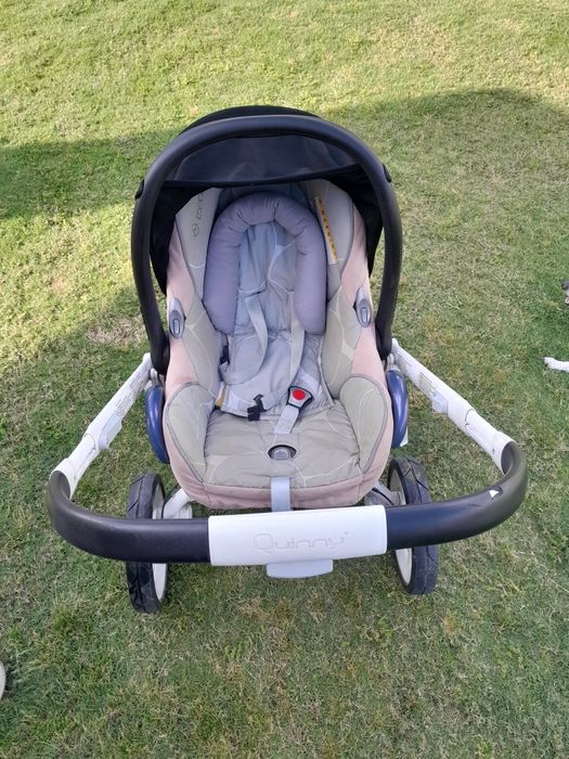 Carrinho de passeio quinny com ovo e acessórios