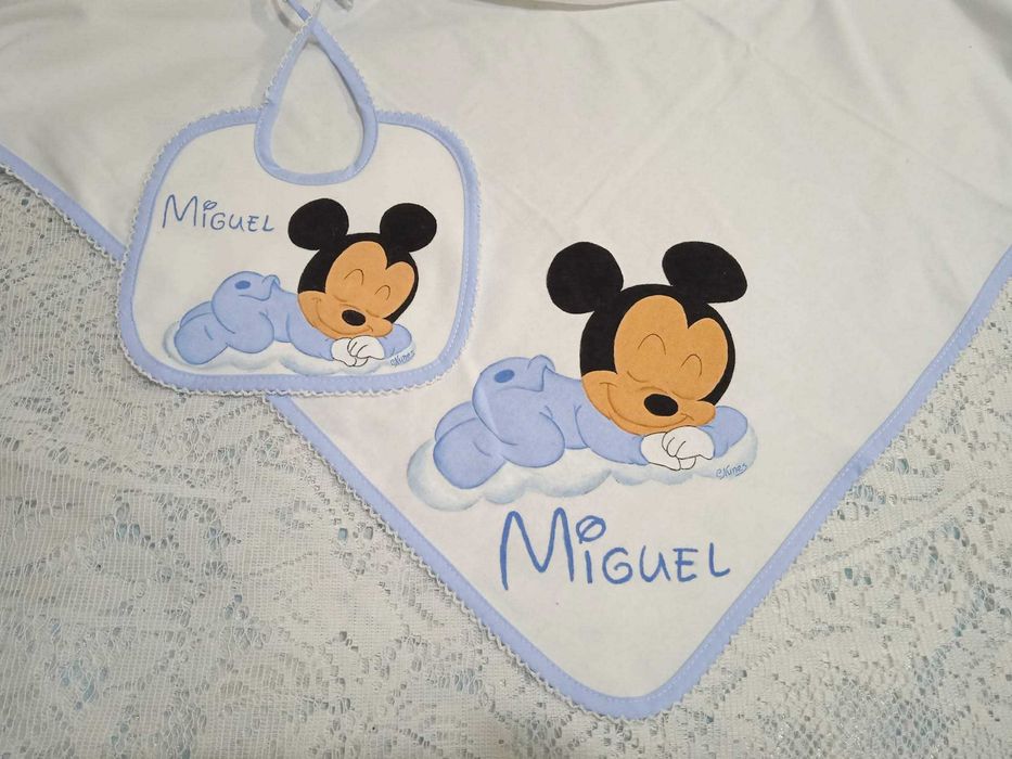 Conjunto de fralda e babete pintado á mão