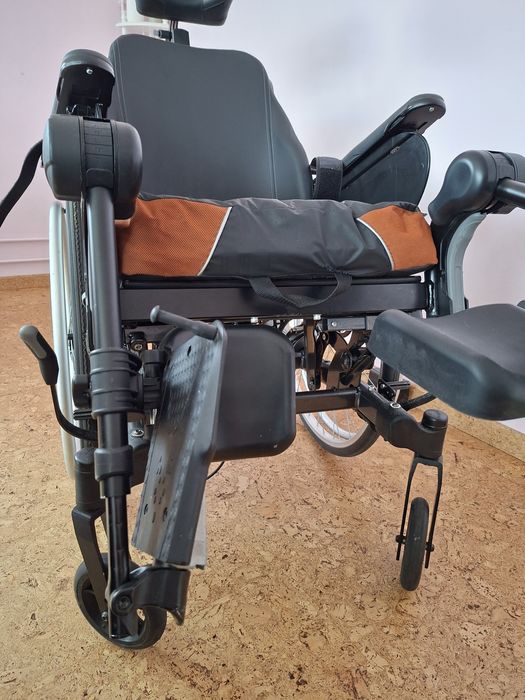 Cadeira de rodas articulada Rea Dahlia 30