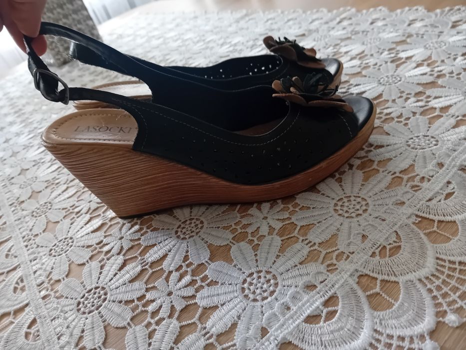 Lasocki wyjątkowe buty sandaly  damskie na koturnie 38
