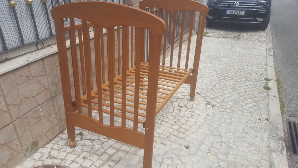 Cama em madeira e colchão para  Bebês
