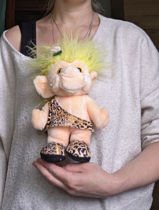 Maskotka retro troll lata 90 jaskiniowiec Trolio Trolls