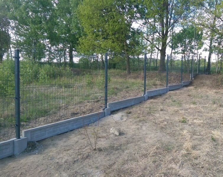 Ogrodzenie panelowe 1.23m x 2.50m drut 4mm plus podmurówka betonowa.