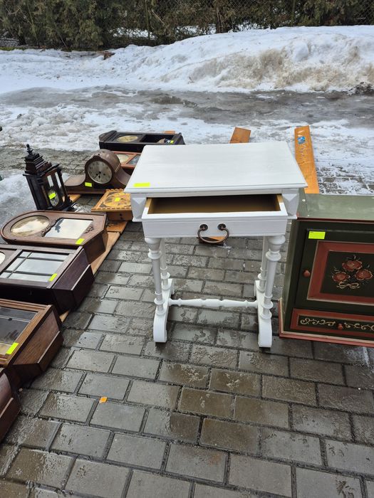 Drewniana biała szafka